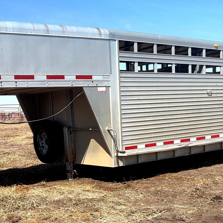 2005 Featherlite 8127 Livestock Trailer