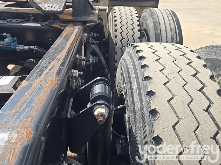 2012-freightliner-cascadia-125-image-24