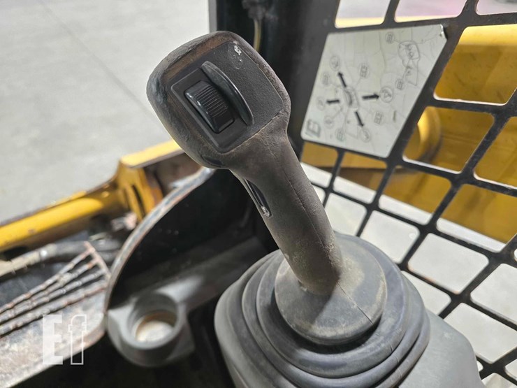 2015-caterpillar-259d-image-15