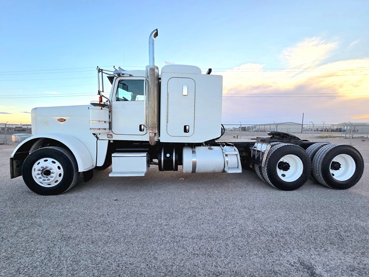 2012-peterbilt-388-image-1