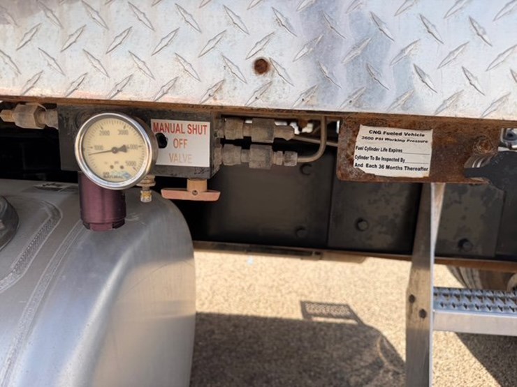 2012-peterbilt-388-image-11