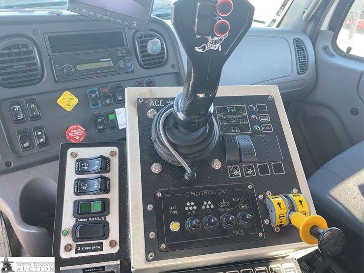 2016-freightliner-108sd-image-16