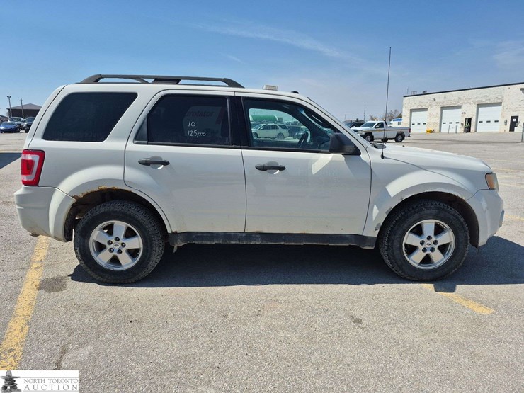 2010-ford-escape-image-4