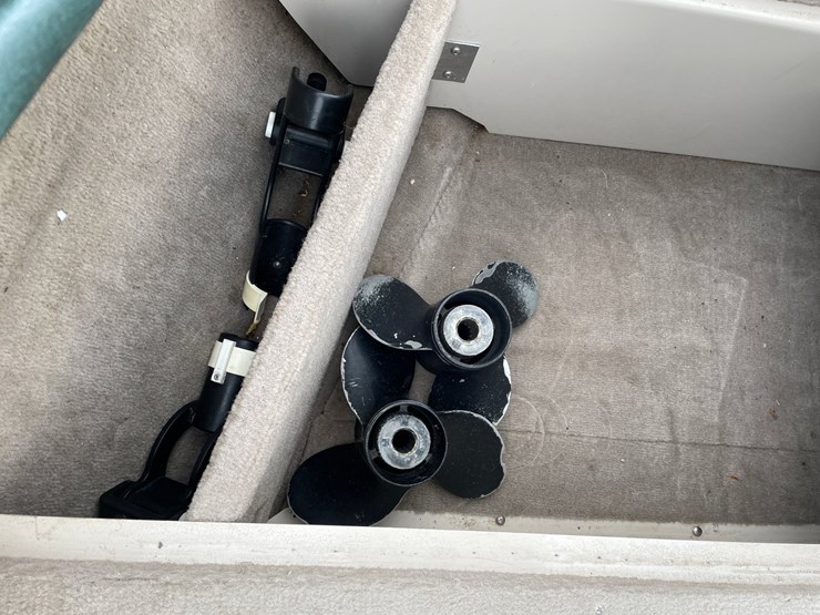 #2338-•-2002-crestliner-1650-fish-hawk-fishing-boat-(has-wi-title)-image-26