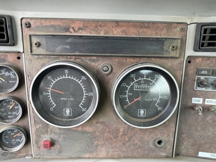 2004-kenworth-t300-image-27