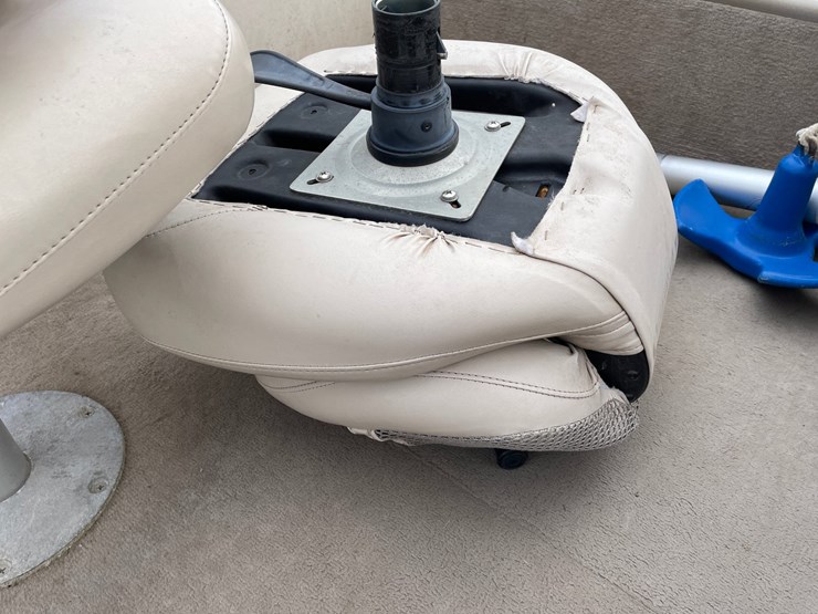 #2338-•-2002-crestliner-1650-fish-hawk-fishing-boat-(has-wi-title)-image-25