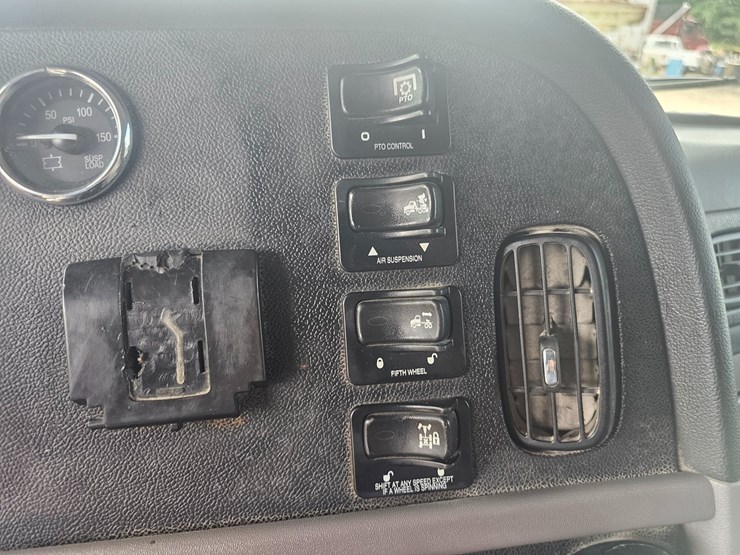 2012-peterbilt-384-image-83