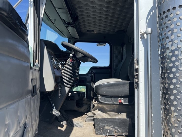 2002-kenworth-w900-image-22