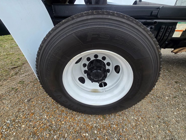 2012-freightliner-m2-106-image-93