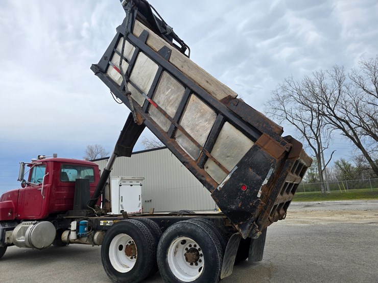 2003-mack-rd688s-image-30