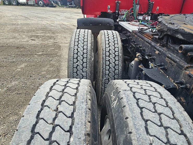 2012-peterbilt-384-image-100