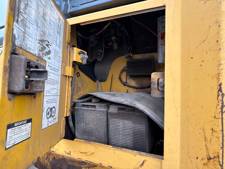 2005-deere-700j-xlt-image-17