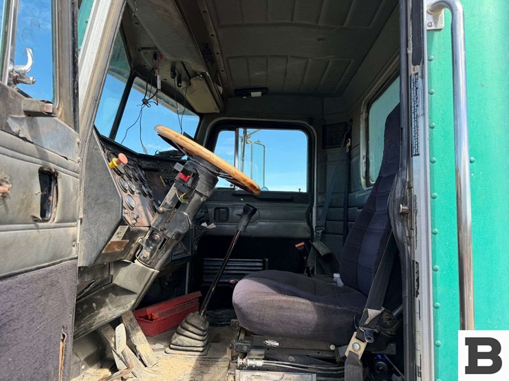 1990-peterbilt-377-image-39