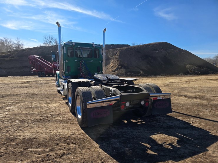 2019-peterbilt-567-image-12