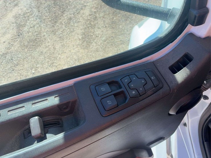 2019-volvo-vnl-tandem-axle-dual-conventional-new-generation-tractor-truck-image-23