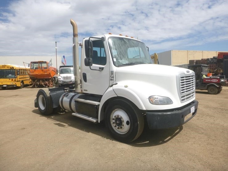 2012-freightliner-m2-s/a-truck-tractor-image-2