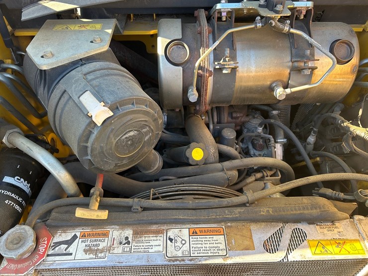 new-holland-l216-image-38