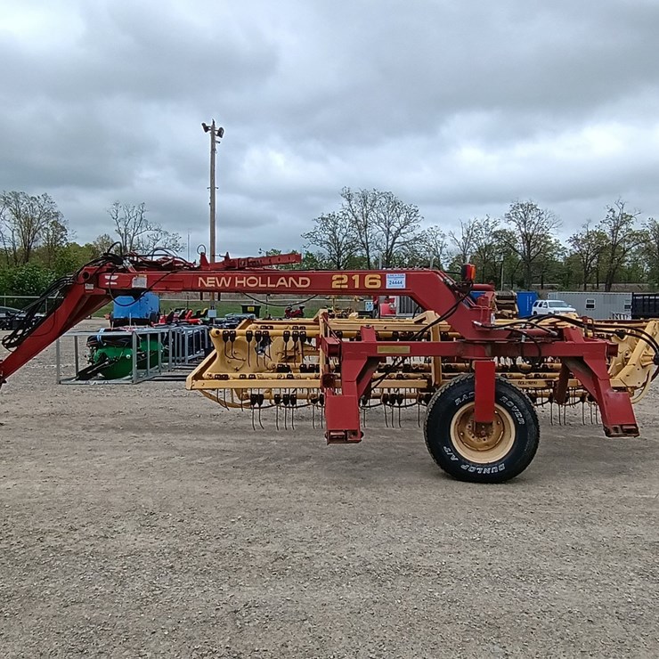 NEW HOLLAND 216