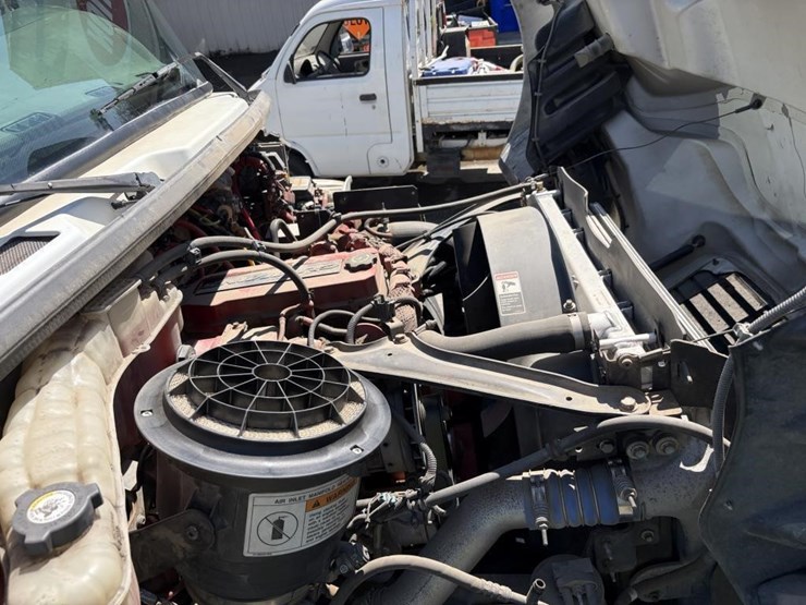 2012-freightliner-m2-106-image-9