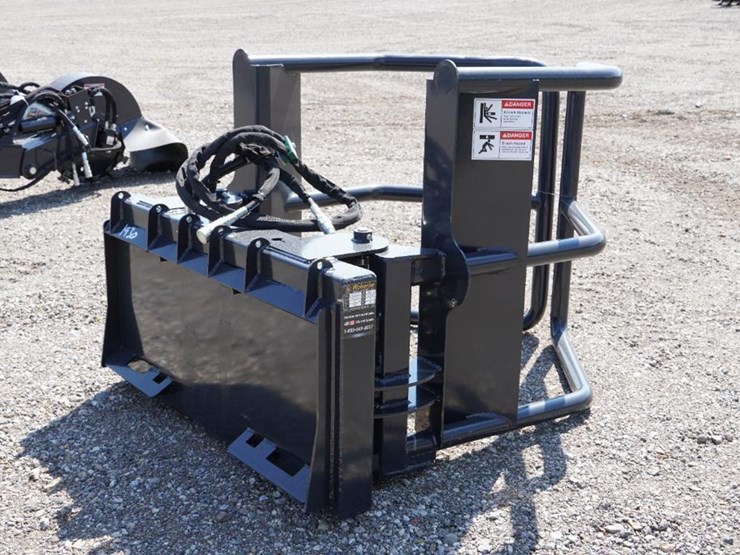 #1406-•-unused-wolverine-skid-steer-bale-squeeze-hydraulic-adjustable-attachment-image-4
