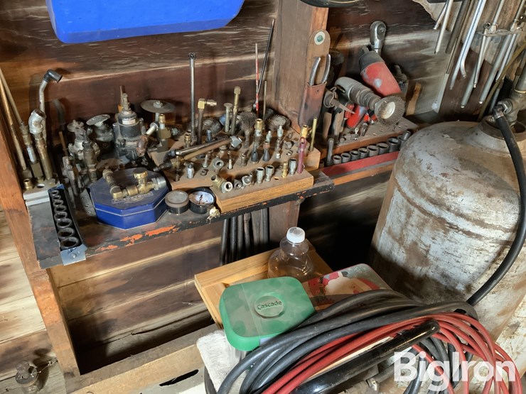 sanborn-30-gal-air-compressor-w/accessories-image-3