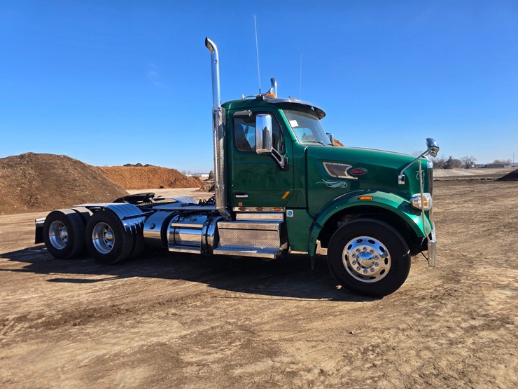 2019-peterbilt-567-image-21