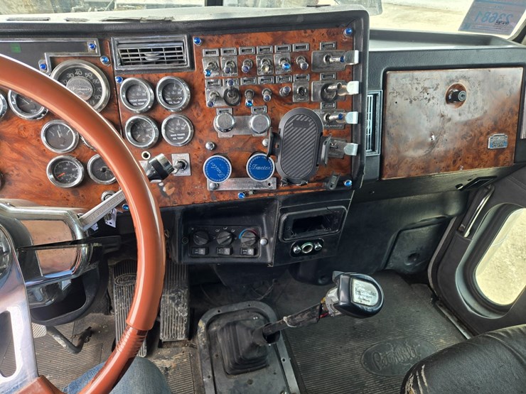 2000-peterbilt-379-image-57