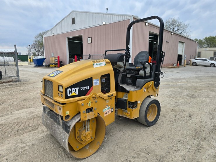 2018-caterpillar-cc24b-image-2