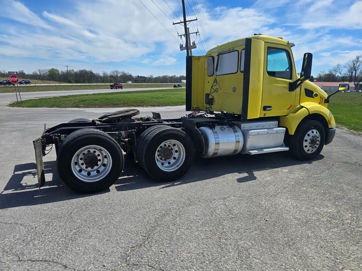 2017-peterbilt-579-image-14