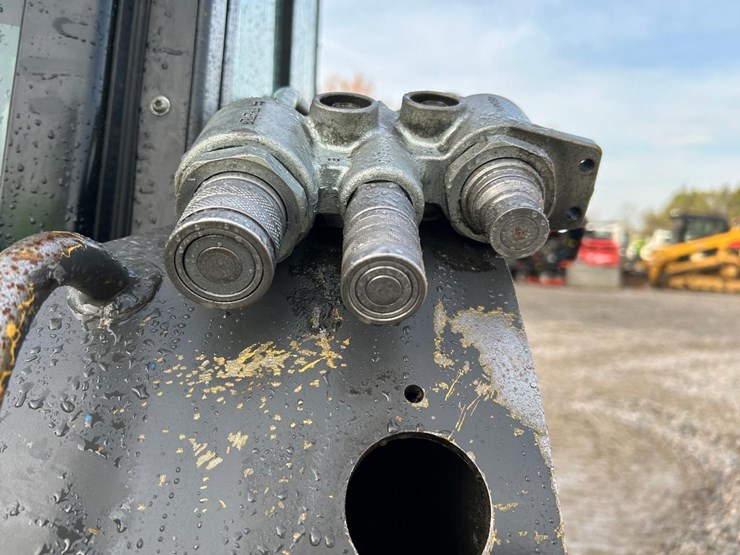 2017-new-holland-l218-image-11