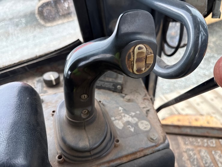 2005-deere-700j-xlt-image-37