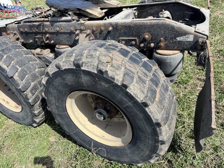 1996-peterbilt-385-image-11