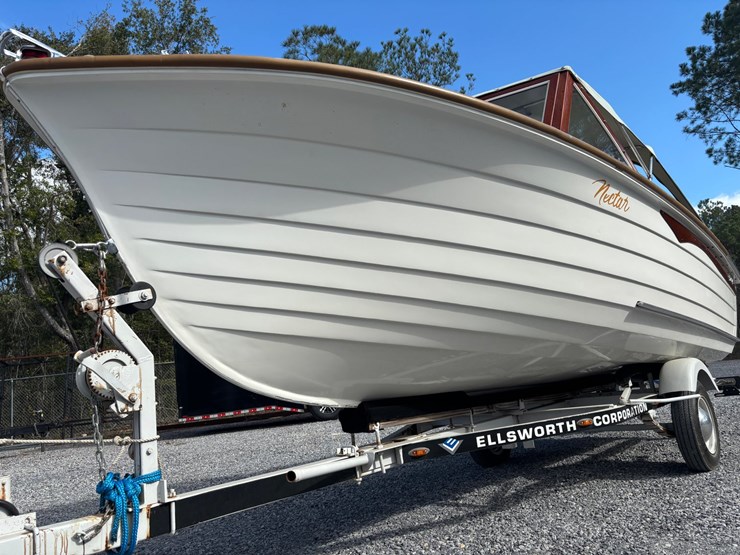 #9548-•-the-“nectar”-–-17’-vintage-wooden-boat,-true-collector’s-piece-image-10