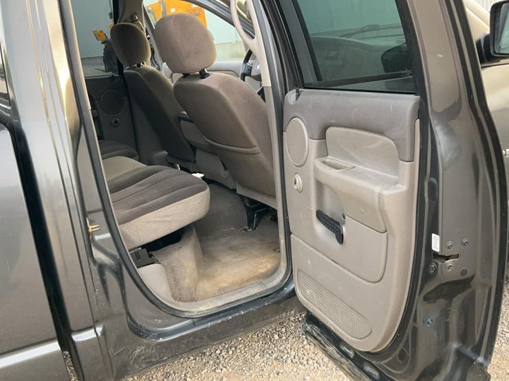 2004-dodge-2500-image-25