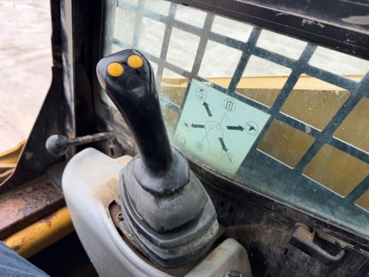 2009-caterpillar-232b2-image-11