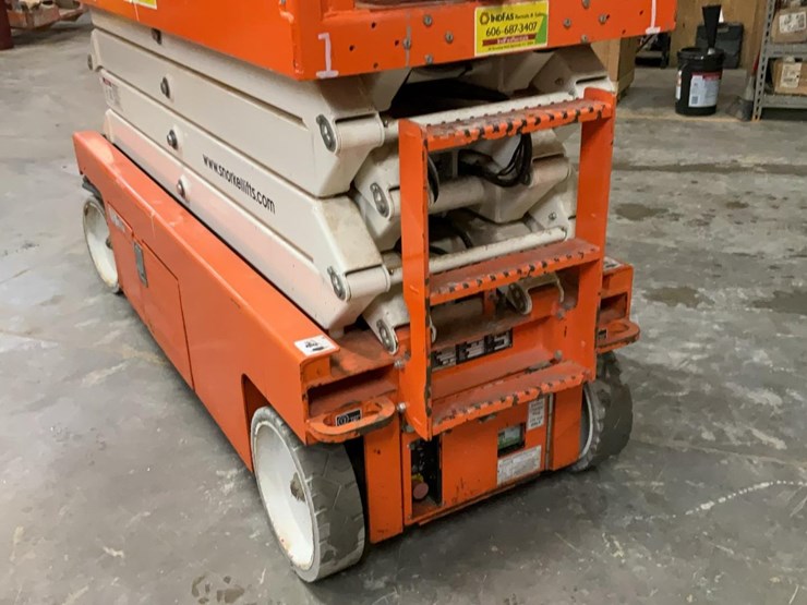 #403-•-2017-snorkel-26'-scissor-lift-image-13