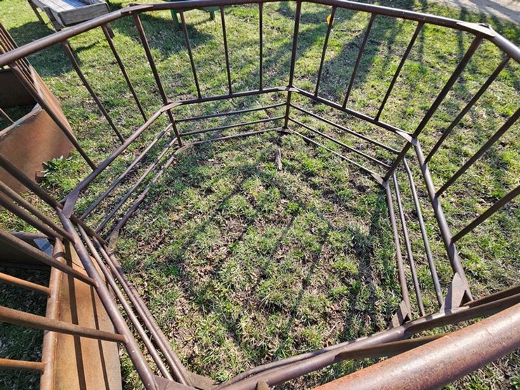 #546-•-round-bale-feeder-image-5