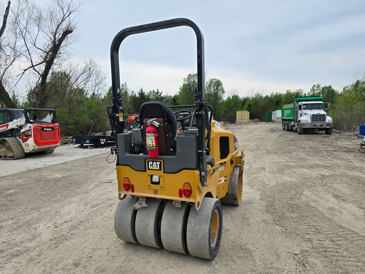 2018-caterpillar-cc24b-image-9