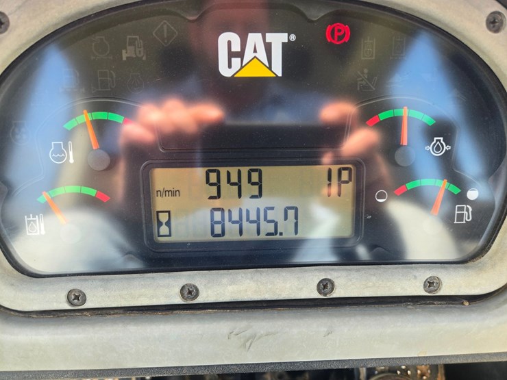 2014-caterpillar-953d-image-56