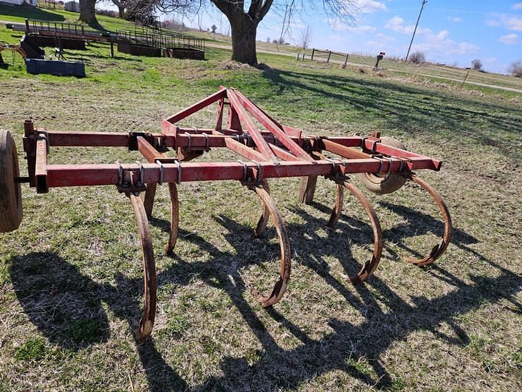 #529-•-schultz-7-shank-3pt-chisel-plow-image-4