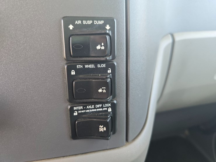 2017-peterbilt-579-image-52