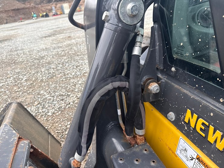 new-holland-l320-image-14