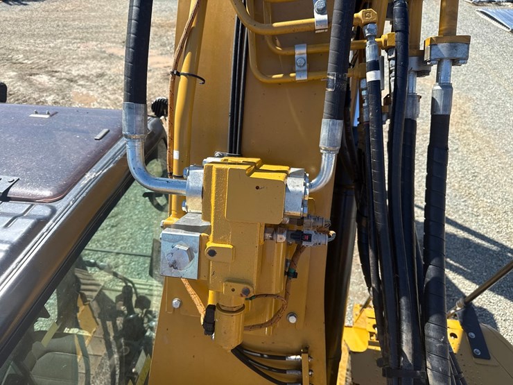 caterpillar-325-image-38