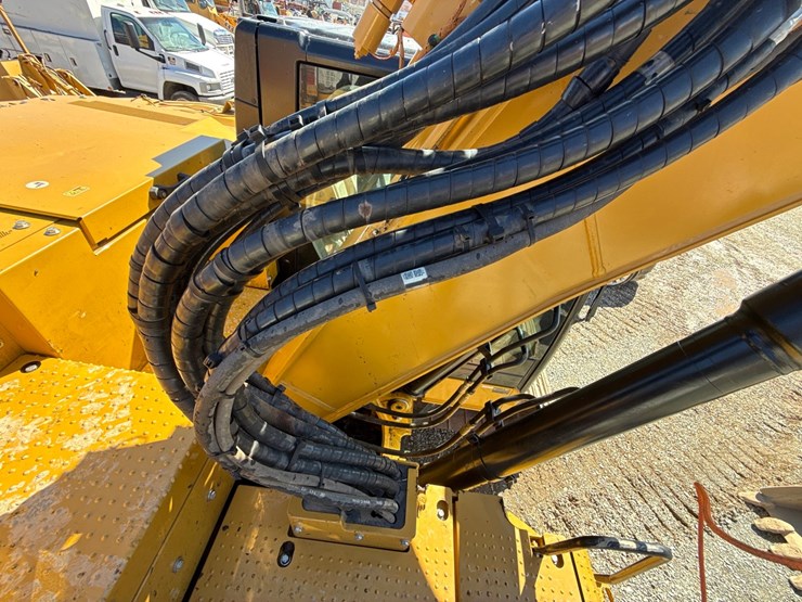 caterpillar-325-image-35