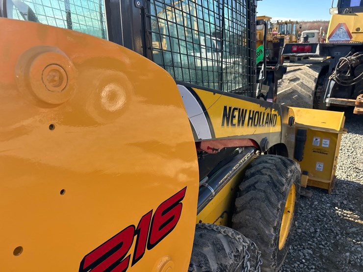 new-holland-l216-image-29