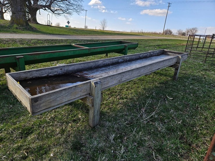 #548-•-16'-wooden-feed-bunk-image-1