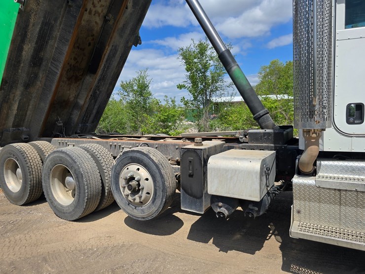 2017-peterbilt-348-image-63