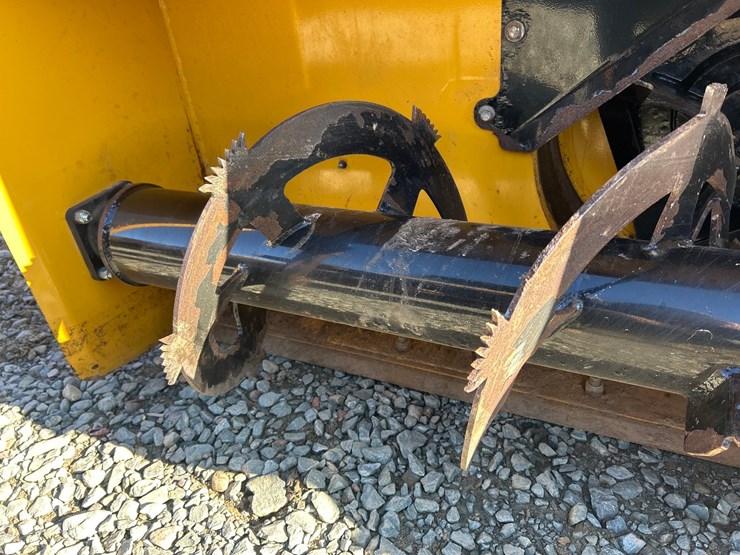 new-holland-l216-image-13