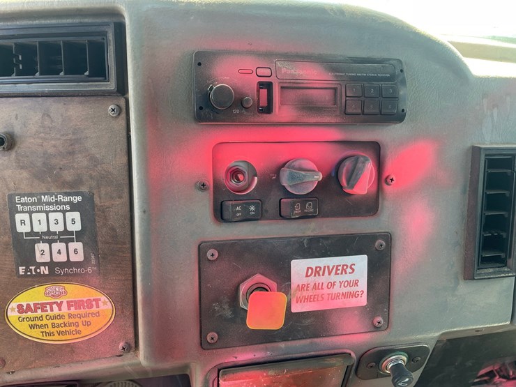 1995-peterbilt-330-image-38