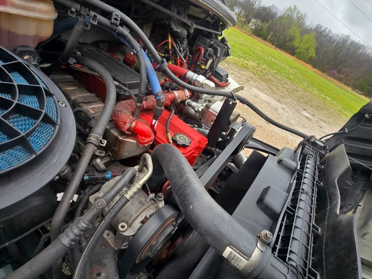 2012-freightliner-m2-106-image-46